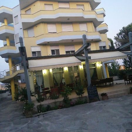 Hotel Albania Golem Buitenkant foto
