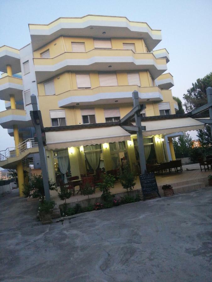 Hotel Albania Golem Buitenkant foto